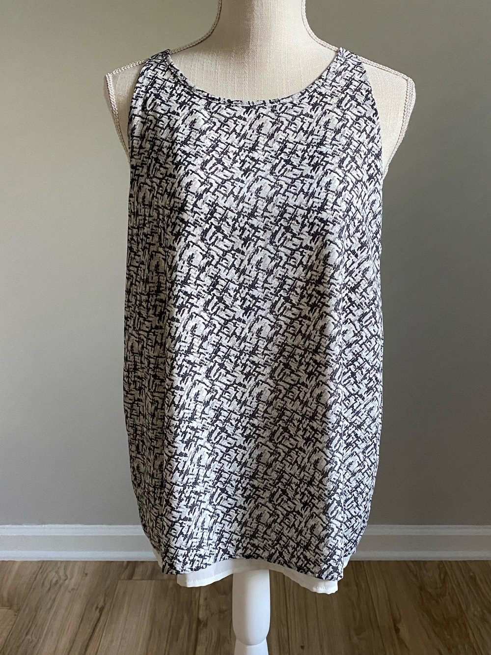 Abstract Print Sleeveless Tank Top Gray and White